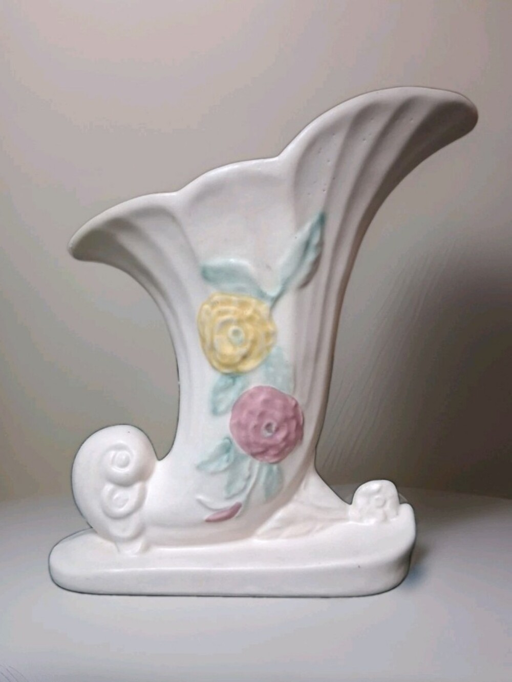 Beautiful, White Hull Art Pottery Vase - 101-8 1/2 "Open Rose" Pattern